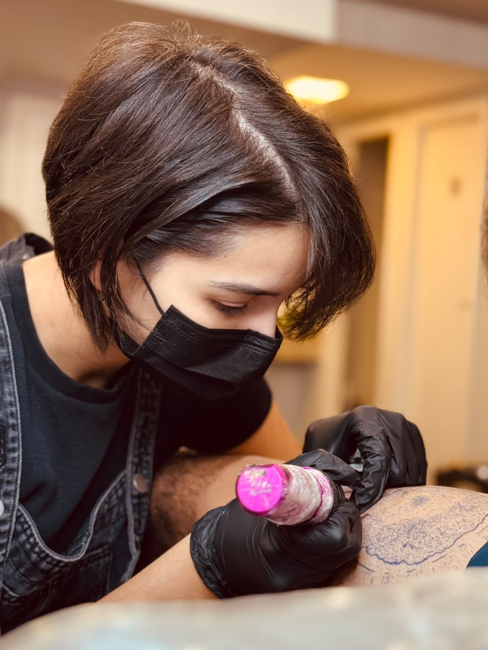 Proxy tatuando no estúdio